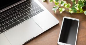 ノートパソコンとスマートフォンを使った中国語学習のイメージ