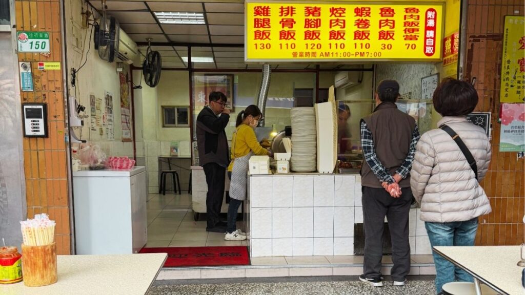 台湾の朝ごはん店。地元の人が利用する路面店の様子。