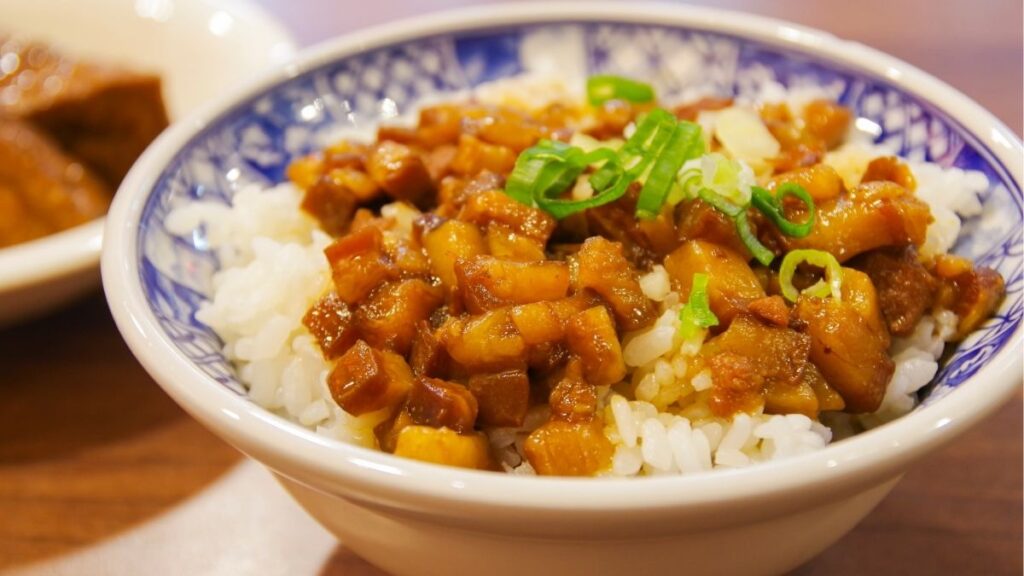 台湾の魯肉飯。甘辛く煮込んだ豚肉をご飯にのせた台湾の定番料理。