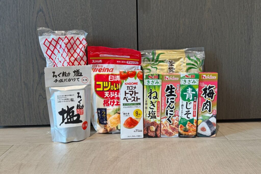日本の調味料が並べられている写真