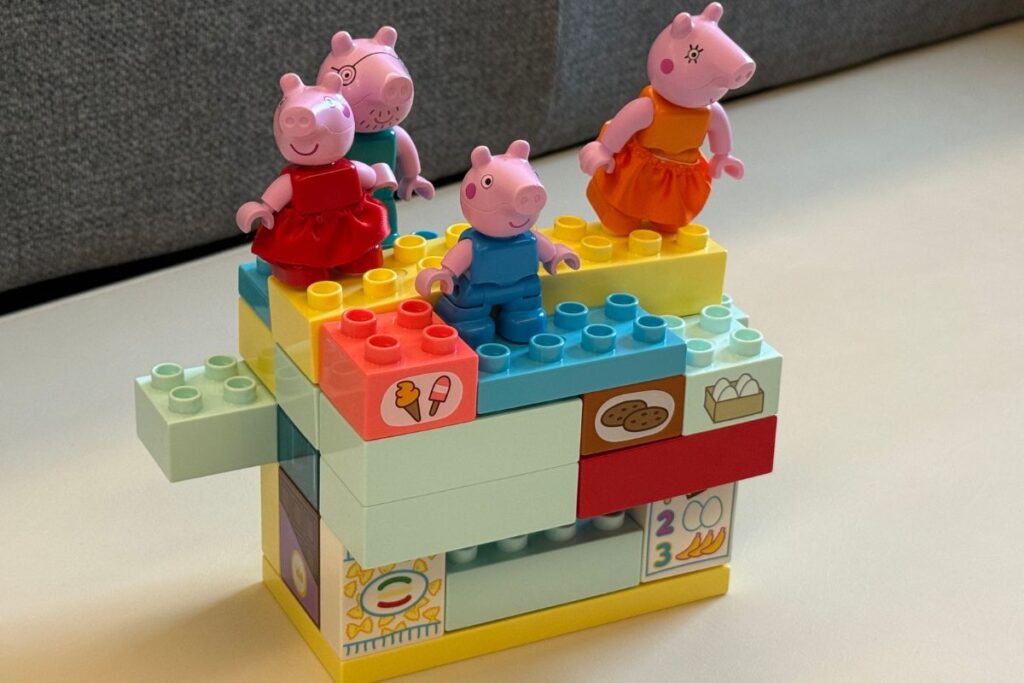 LEGOで組み立てられたおもちゃの写真