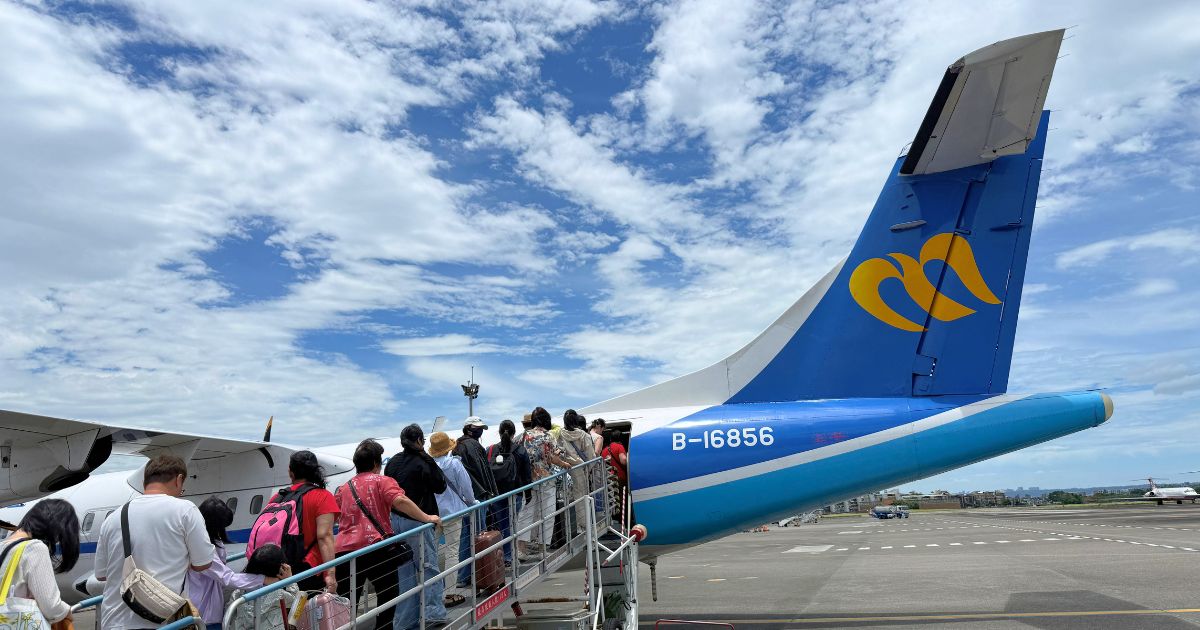 台北松山空港から澎湖へ向かう華信航空の飛行機