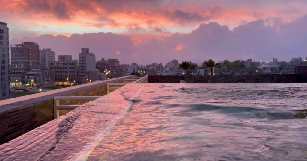 フォーポイントバイシェラトン澎湖の夕暮れのプールとピンク色に染まる空