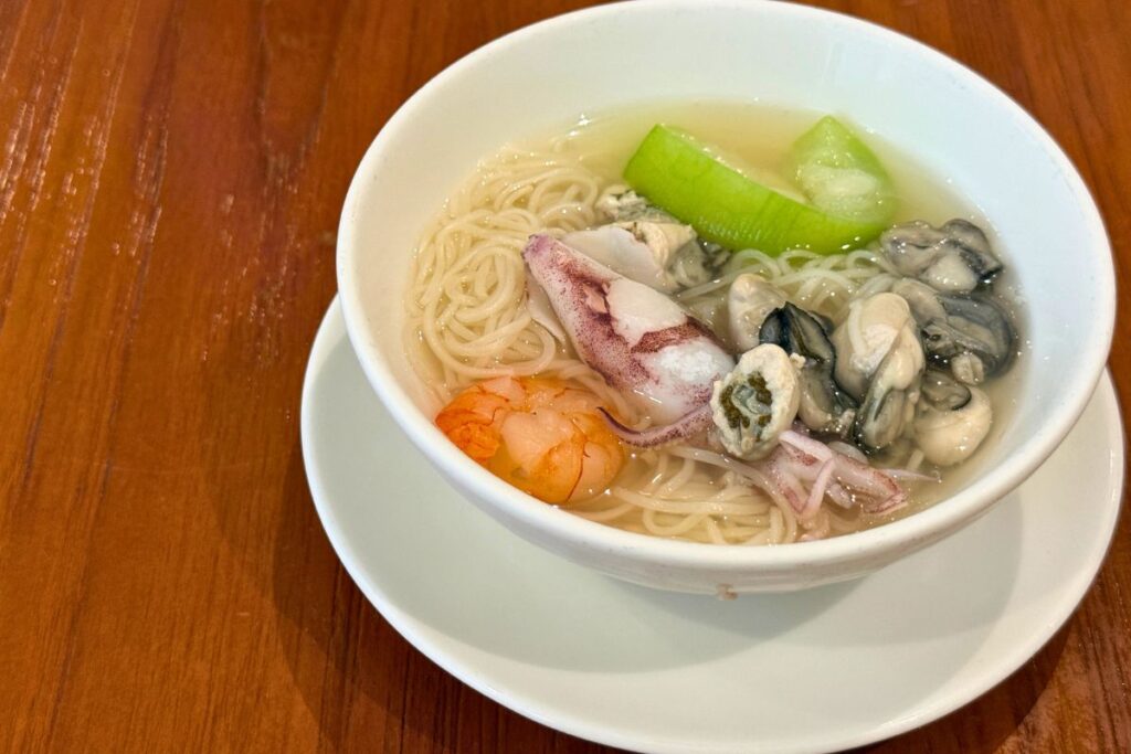 牡蠣やイカ、エビ、ヘチマが入った澎湖の海鮮麺線