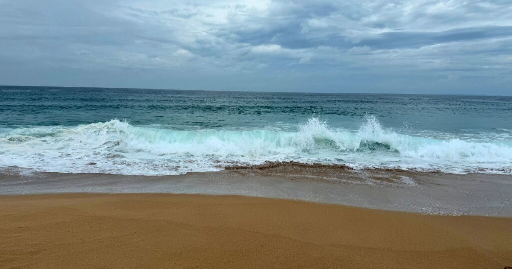 台風接近で波が高くなった台湾・澎湖の山水ビーチ