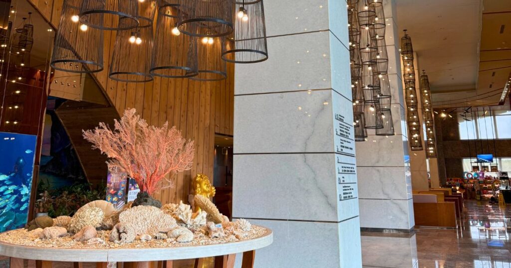 フォーポイントバイシェラトン澎湖の海をモチーフにしたロビー